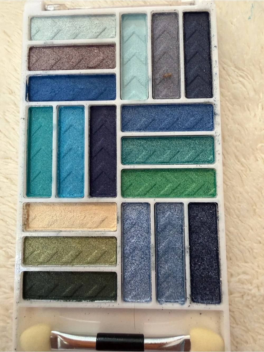 L.A. colors 3 pc eyeshadow pallet set  Some new some EUC